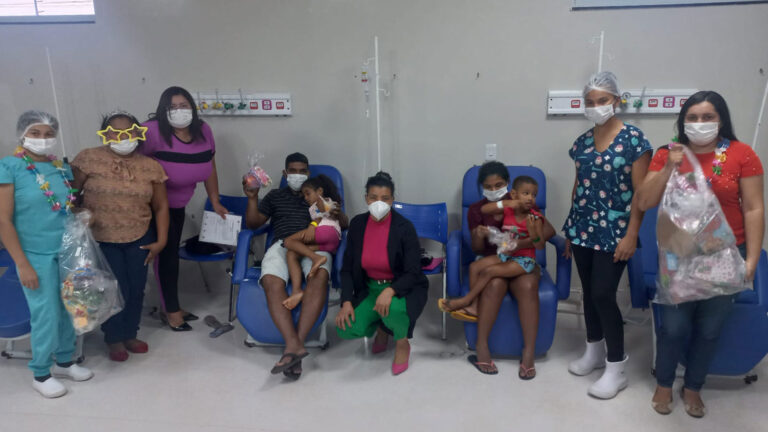 Crianças aguardando atendimento no PAI e internadas no HMA foram visitadas pelo GTH e Lacipe