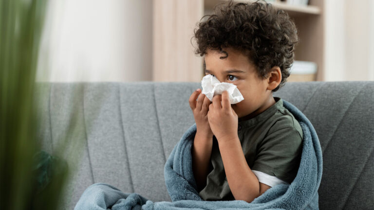 Além de infecções respiratórias, o PAI tem registrado quadros de vômito e diarreia associados a quadros gripais; pais de crianças menores de dois anos devem redobrar cuidados. (Foto: Freepik)