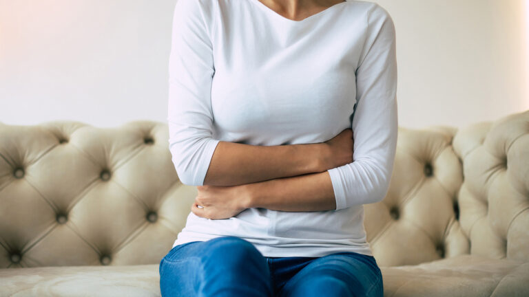 Quadros de vômito e diarreia aumentam no período mais quente. Além de evitar aglomerações, medidas de higiene e vacinação podem diminuir risco de gastroenterites. (Foto: Freepik)