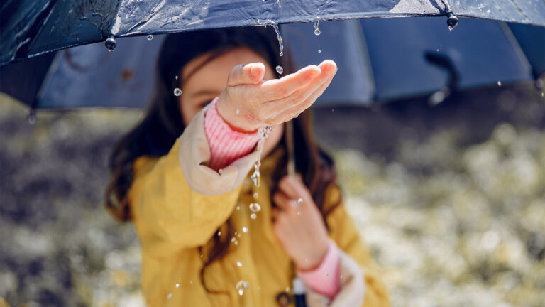 Embora a maioria dos quadros de dengue e síndromes gripais evolua bem, é importante ficar atento aos sinais de complicações e buscar por atendimento rápido. (Foto: Freepik)