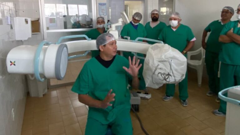 Treinamento em manuseio de arco cirúrgico para a equipe técnica de radiologia visa maior precisão nos diagnósticos e procedimentos cirúrgicos mais seguros. (Foto: Divulgação)